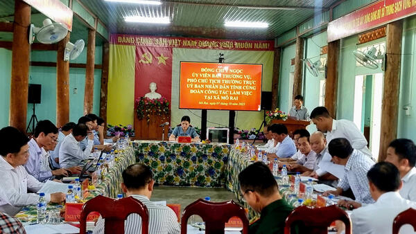 ĐỒNG CHÍ Y NGỌC ỦY VIÊN BAN THƯỜNG VỤ TỈNH ỦY, PHÓ CHỦ TỊCH THƯỜNG TRỰC UBND TỈNH LÀM VIỆC VỚI XÃ MÔ RAI